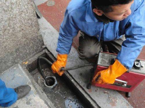 熊口管理区疏通下水道