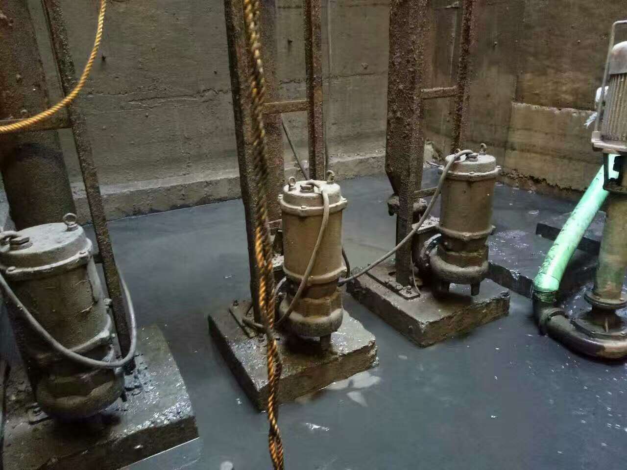 熊口管理区污水池清理